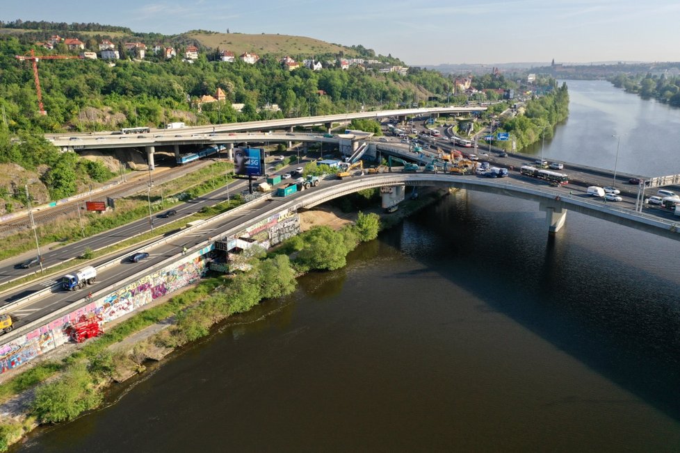 Rekonstrukce Barrandovského mostu začala 16. května 2022.