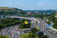 Další omezení na Barrandovském mostě: Méně pruhů, zavřená cyklostezka