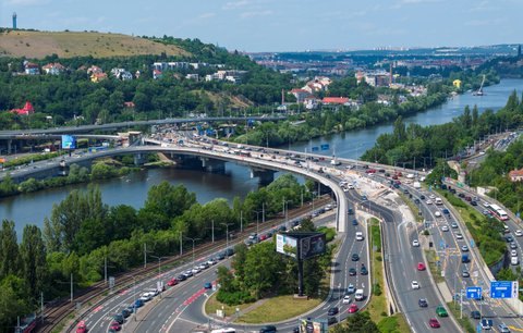 Omezení pod Barrandovským mostem: Zúžený pruh v Modřanské kvůli dalším pracím! 