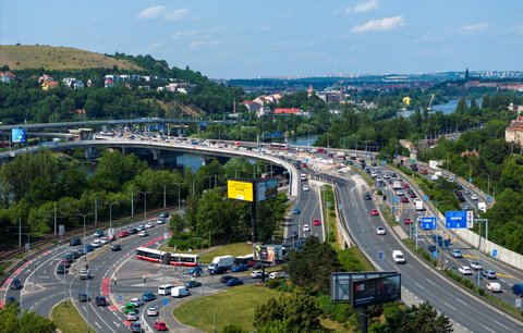 Komplikace při opravách Barrandovského mostu: Podaří se skončit včas? A kde jsou největší kolony?