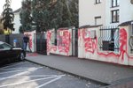 Aktivista potřísnil zeď běloruské ambasády rudou barvou. (10. listopadu 2022)