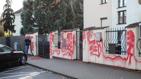 Aktivista počmáral zeď běloruské ambasády rudou barvou: Odsoudili ho, nápis začali odstraňovat