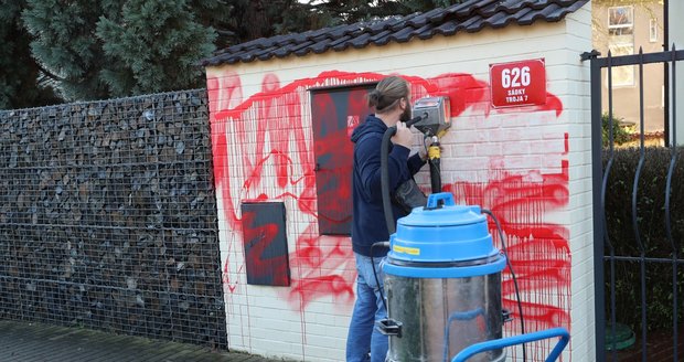 Aktivista potřísnil zeď běloruské ambasády rudou barvou. (10. listopadu 2022)
