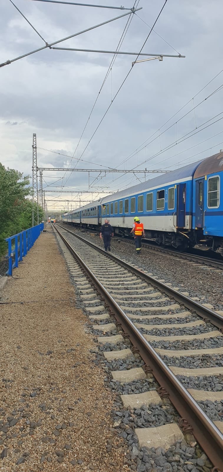 U Běchovic došlo ke srážce vlaků. Hasiči museli evakuovat 300 lidí.