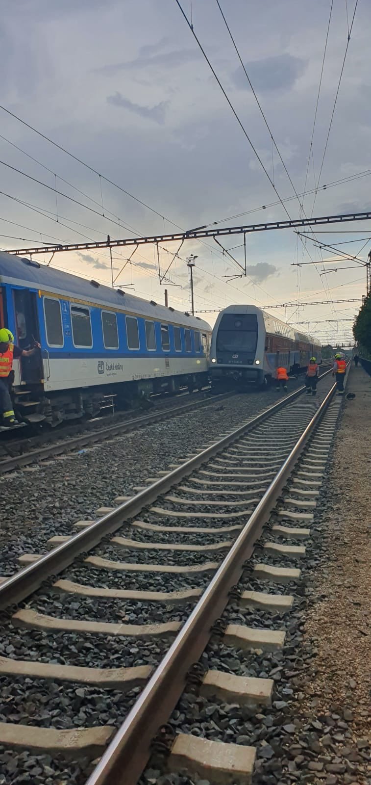 U Běchovic došlo ke srážce vlaků. Hasiči museli evakuovat 300 lidí.