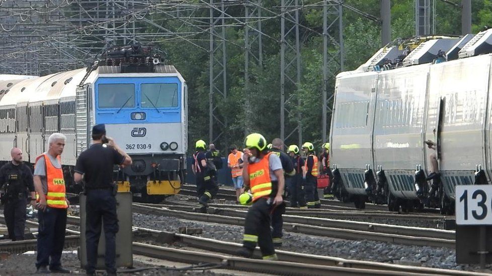 U Běchovic došlo ke srážce vlaků. Hasiči museli evakuovat 300 lidí.