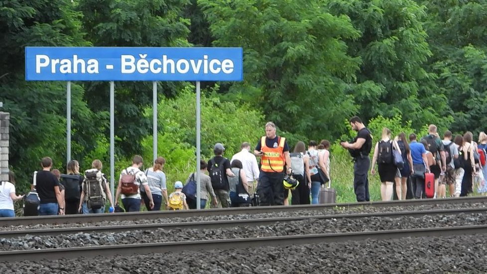 U Běchovic došlo ke srážce vlaků. Hasiči museli evakuovat 300 lidí.