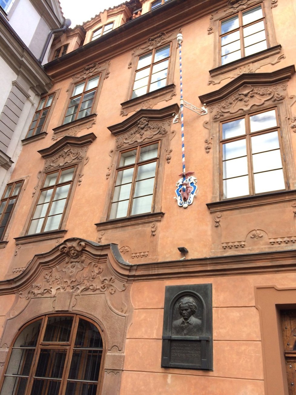 V Beethovenově paláci na Malé Straně bydlí pražská smetánka. Nejdražší byt tu stál 51 milionů.