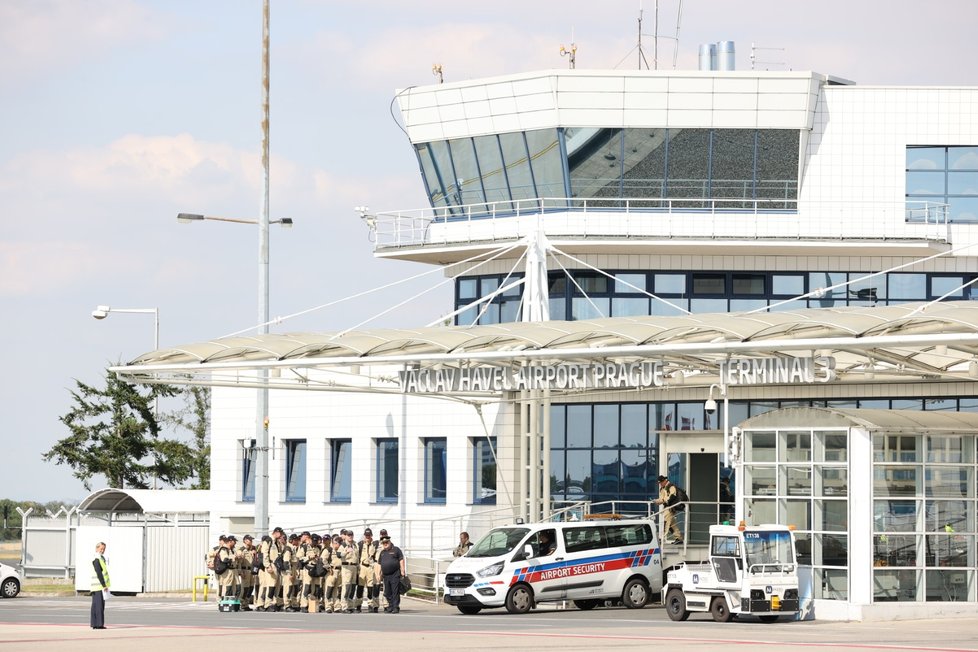 Do Bejrútu ve středu odpoledne vycestovali čeští hasiči, aby pomohli s pátráním po případných zraněných osobách při neblahém výbuchu v tamním přístavu.