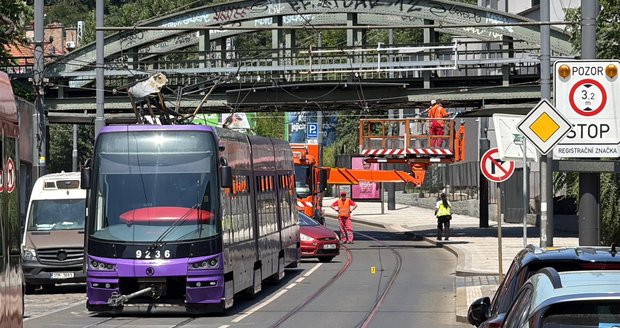 Stržené trakční vedení v Bělehradské ulici, 22. června 2026