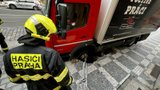 Pod náklaďákem na Vinohradech se propadl chodník. Z metrové díry ho vyprostili hasiči