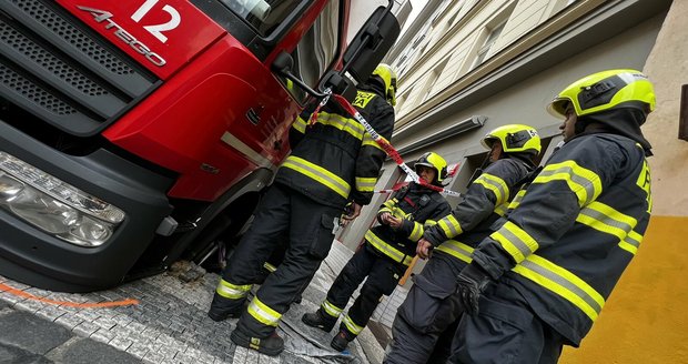 Pod autem v Bělehradské se propadl chodník. (12. září 2022)