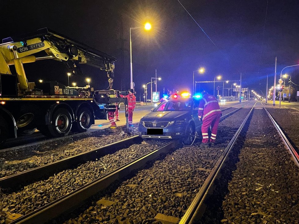 Opilý muž vjel do tramvajového kolejiště a uvázl tam. (24. listopadu 2021)