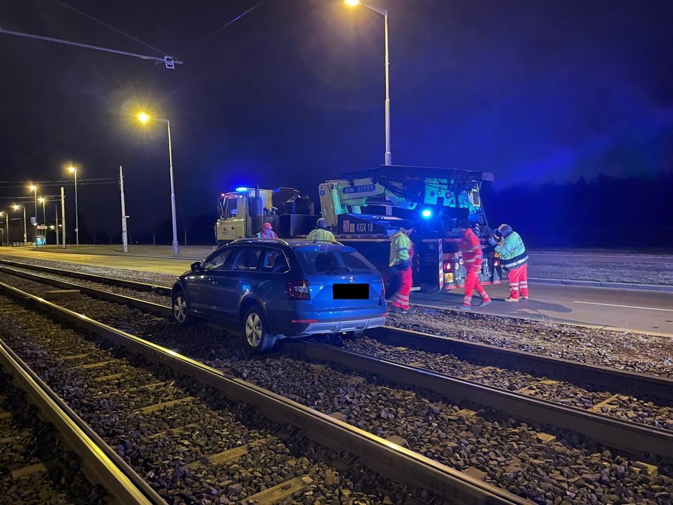 Opilý muž vjel do tramvajového kolejiště a uvázl tam. (24. listopadu 2021)