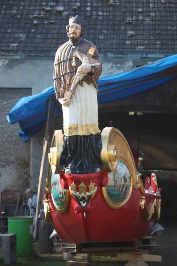 Celé lodi dominuje socha svatého Jana Nepomuckého.