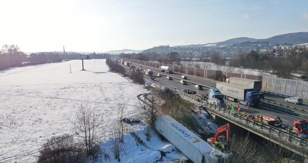 Na dálnici D5 se zřítil kamion do řeky. Na místo přijeli hasiči, kteří odčerpávají naftu z vozu.