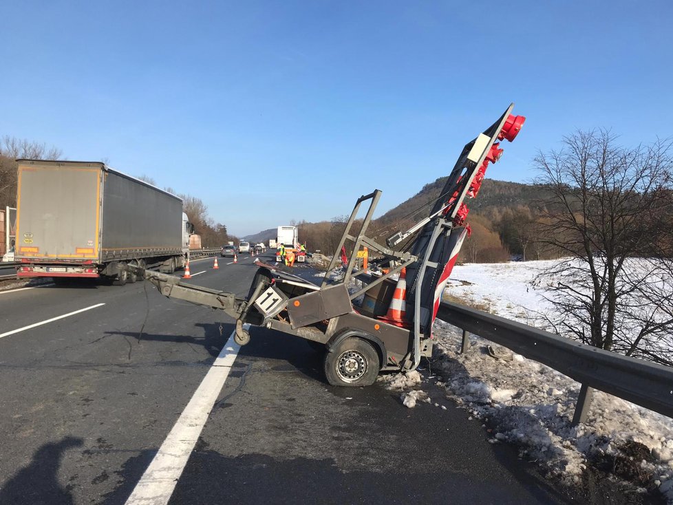 Na dálnici D5 se zřítil kamion do řeky. Na místo přijeli hasiči, kteří odčerpávají naftu z vozu.