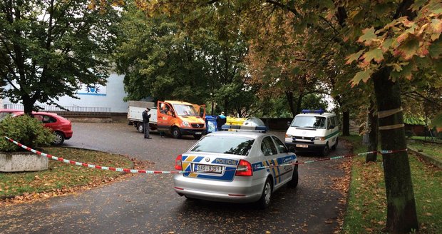 Bezdomovec zmlátil pražského strážníka: Pral se o popelnici, kde bydlel