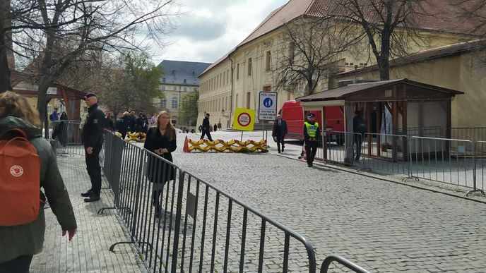 Konec bezpečnostních kontrol na Pražském hradě. (17. dubna 2023)