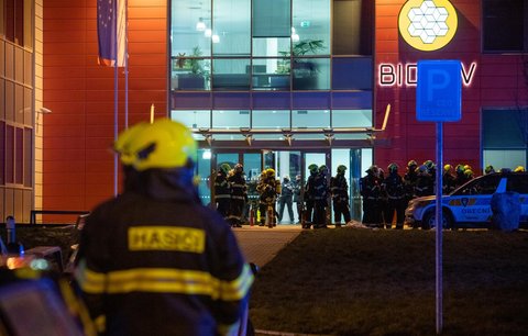 Požár ve výzkumném ústavu u Prahy: Hořela laboratoř s chemikáliemi! 10 jednotek hasičů a 2. stupeň poplachu