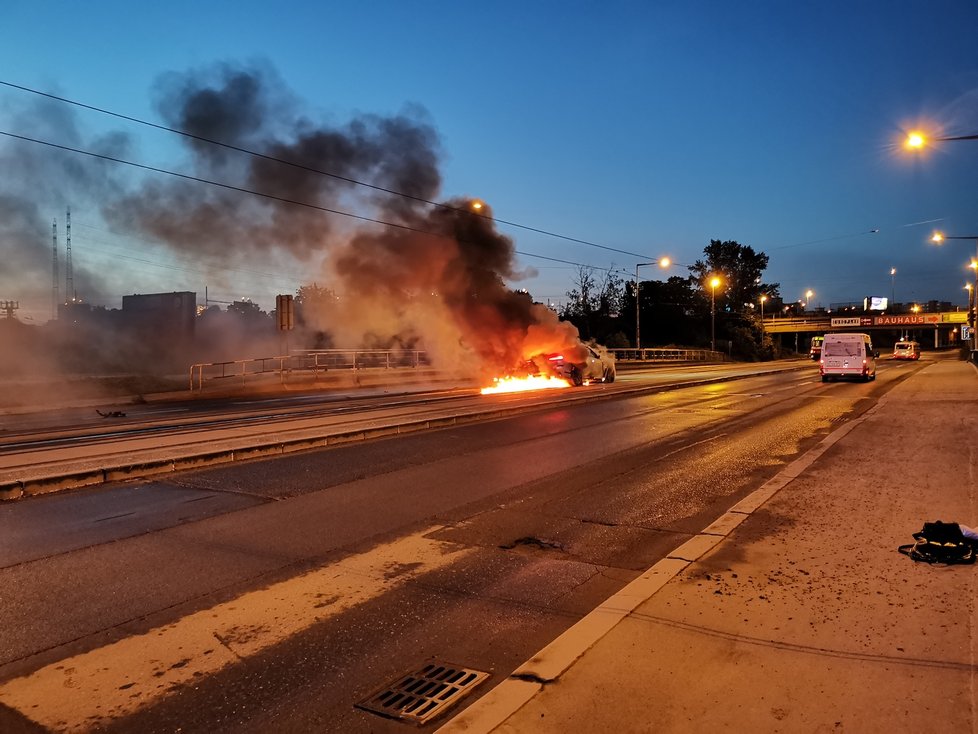 V Praze 4 hořelo luxusní BMW, 12. června 2020.