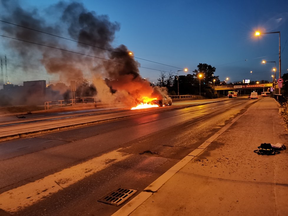 V Praze 4 hořelo luxusní BMW, 12. června 2020.