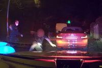 Divoká honička Prahou: Řidič BMW se hnal na červenou i v protisměru, pak přelezl dozadu a tvrdil, že neřídil