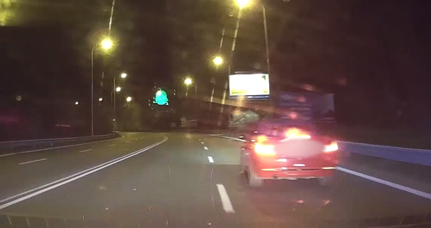 Řidič v červeném BMW ujížděl policistům noční Prahou.