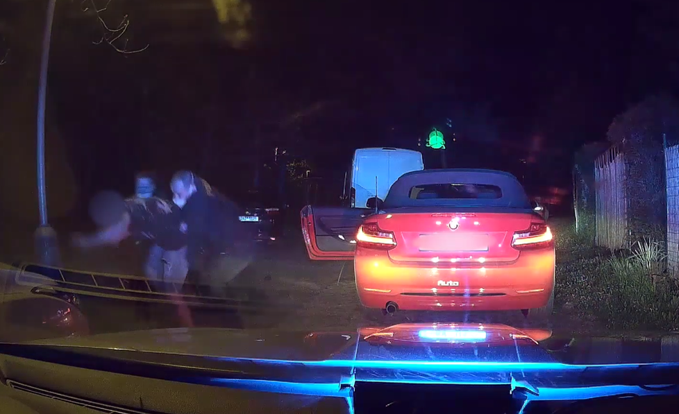 Řidič v červeném BMW ujížděl policistům noční Prahou.
