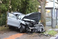 Mladík v BMW vylétl na Strahově ze silnice na chodník: Auto rozstřelil o plot a vrazil do stromu!