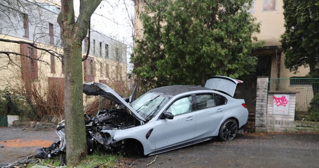 Řidič BMW na Strahově vylétl ze silnice, zdemoloval plynovou přípojku. (5. dubna 2021)