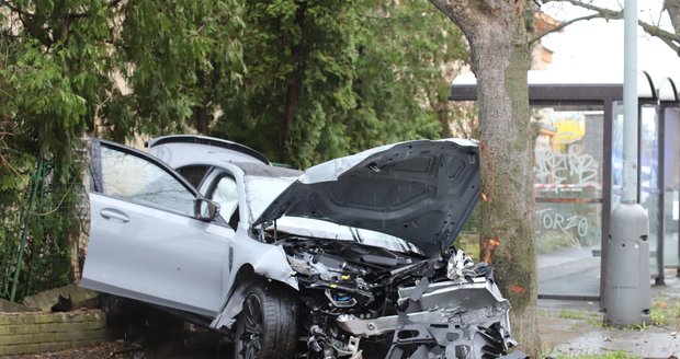 Mladík v BMW vylétl na Strahově ze silnice na chodník: Auto rozstřelil o plot a vrazil do stromu!