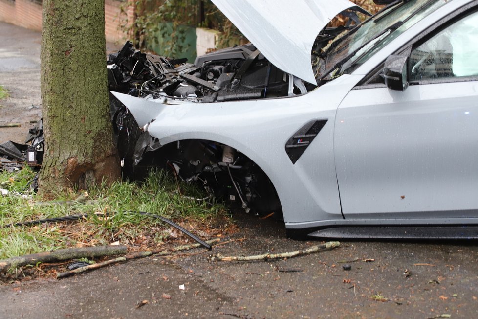 Řidič BMW na Strahově vylétl ze silnice, zdemoloval plynovou přípojku. (5. dubna 2021)