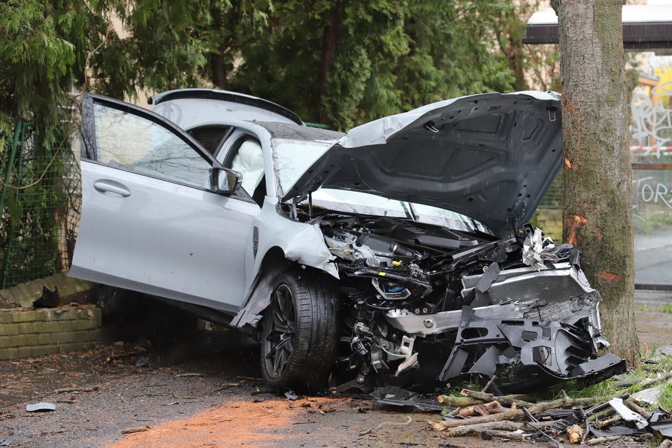 Řidič BMW na Strahově vylétl ze silnice, zdemoloval plynovou přípojku. (5. dubna 2021)