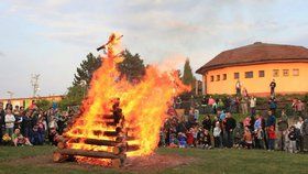 Čarodějnice v Praze budou: Město povolilo pálení pod dohledem hasičů
