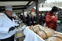 Obrovské fronty na rybí polévku na Staromáku: Svoboda v kuchařské čepici a 260 kilo kaprů!