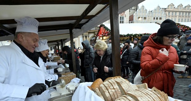 Rozlévání tradiční rybí polévky na Staroměstském náměstí se chopil Bohuslav Svoboda. (24. 12. 2025)