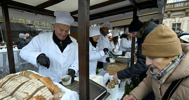 Bohuslav Svoboda mengambil alih penuangan sup ikan tradisional di Alun-Alun Kota Tua. (24/12/2025) Bohuslav Svoboda mengambil alih penuangan sup ikan tradisional di Alun-Alun Kota Tua. (24/12/2025)
