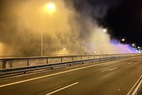 Plameny a hustý dým: V garážích v centru Prahy shořelo sedm aut, škoda dva miliony
