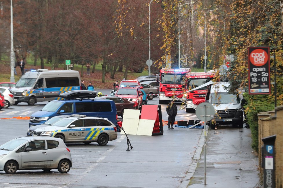 Student ohlásil uložení bomby v budově Univerzity Karlovy. (24. listopadu 2022)