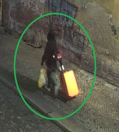 Policie pátrá po muži, který na Štědrý den u Pražského hradu položil oranžový kufr a tvrdil, že je to bomba.