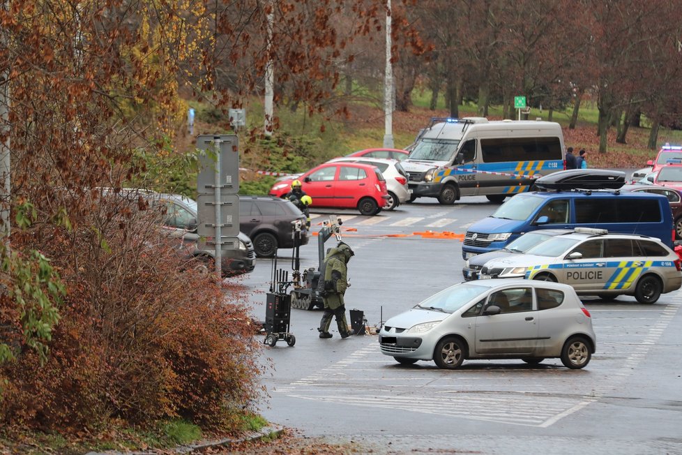Student ohlásil uložení bomby v budově Univerzity Karlovy. (24. listopadu 2022)