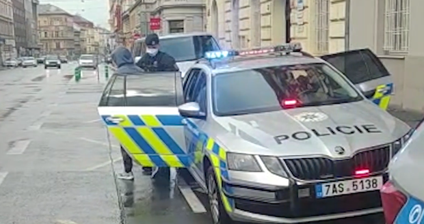 Žena nahlásila bombu na hlavním nádraží v Praze, skončila ve vazbě.