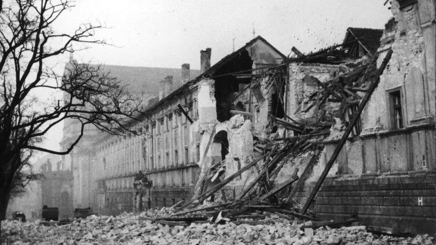 Následky bombardování Prahy v roce 1945.