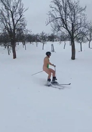 Muž sjel Petřín na lyžích jen v boratkách, 9. února 2021.