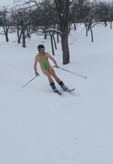 Muž sjel Petřín na lyžích jen v boratkách, 9. února 2021.