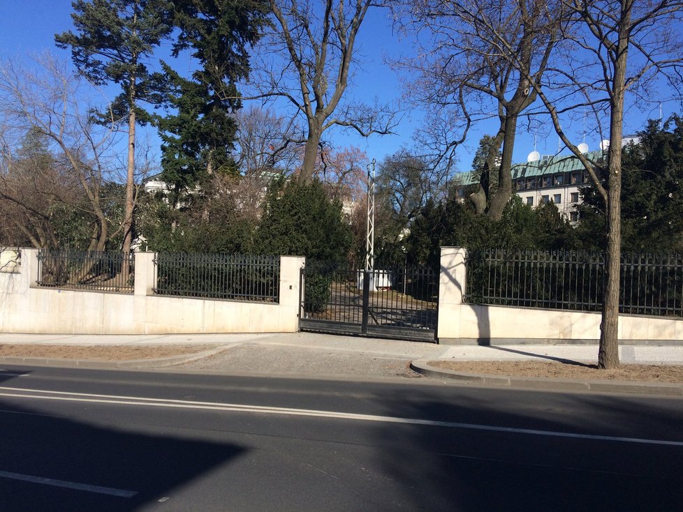 Ruská ambasáda sídlí na náměstí Pod kaštany 1.