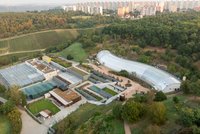 V pražské botanické zahradě staví nový most. Propojí zahradu se skleníkem Fata Morgana