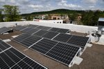 Solární panely jsou i na střeše nového návštěvnického centra v Botanické zahradě hl. m. Prahy