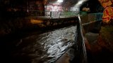 Zatopený podchod ve Vršovicích, hrozba záplav: Hasiči v Praze zasahovali u desítek případů